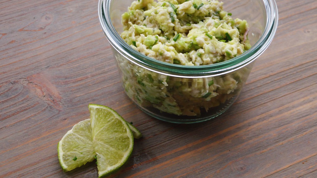 kippensalade met avocado en limoen